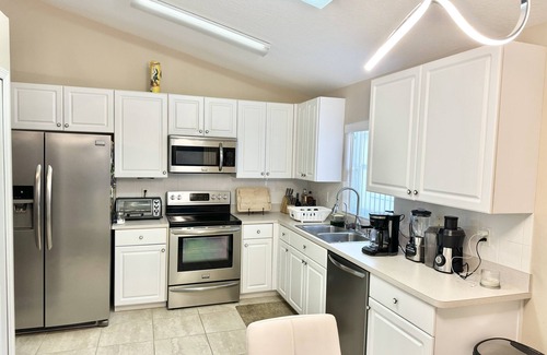 Lake Bernadette House | Fast wifi 2 GB, pool, gym, golf, B-ball, tennis court, playground and more.