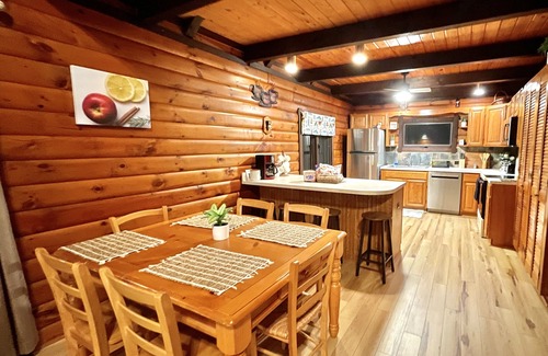 The Woods Cabin | Fast WiFi; Pools, Hiking, fishing, golf. Dog friendly, sports center