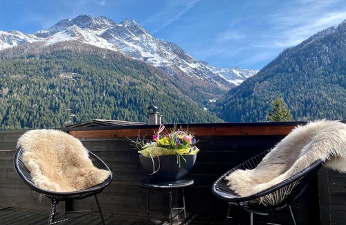 Pettneu am Arlberg Apartment | ☆ FavoriteStays Premium Apartment with balcony