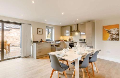Moreton Valence House | Fawn Cottage disabled adapted 3 bedroom hot tub