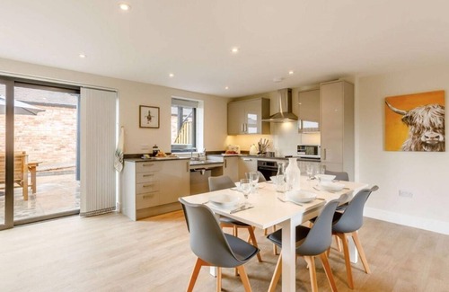 Bishampton Cottage | Fawn Cottage, disabled adapted 3 bedroom hot tub