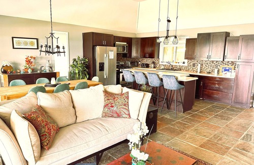 Tibbett's Turn House | Featherstone - Upstairs Beach Front Apartment