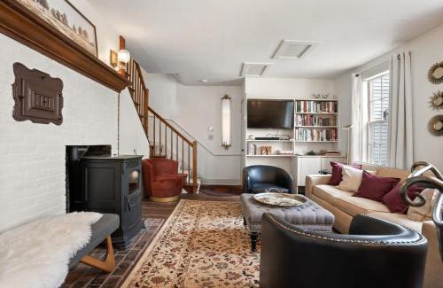 Epping Apartment | Federal on Exeter Circa 1805 Sleeps 8