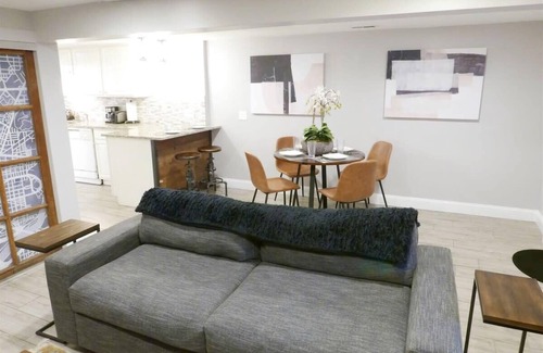 Bloomingdale Apartment | Federalist Style Rowhouse sleeps 4 with parking