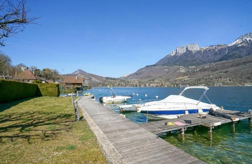 Duingt House | Feet in the water!