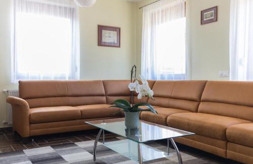 Tolmacs House | Fehér Galamb Vendégház