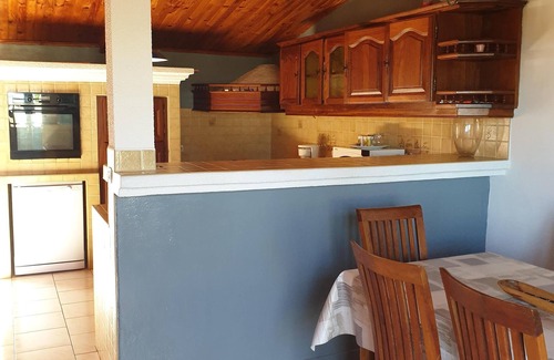 La Plaine des Cafres House | Fenced house BBC garage