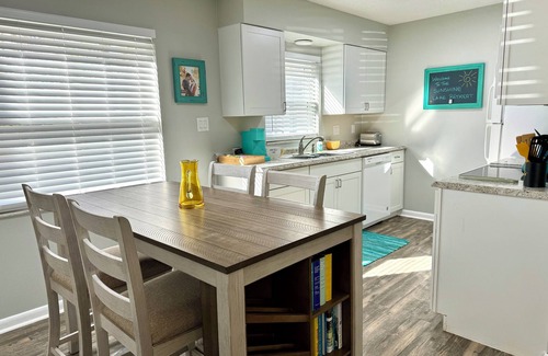 Mount Dora House | Fenced-in yard. Walkable to restaurants, shops, parks, lakes, theatre & pool.