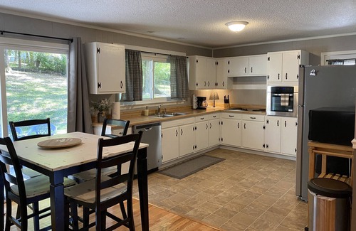 Lookout Valley Neighborhood Association House | Fenced yard - 10 minutes to Downtown-Lookout Mountain-hiking-biking-hang gliding
