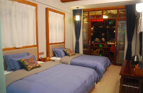 Gannan Tibetan Hotel | fenghuang riverside house