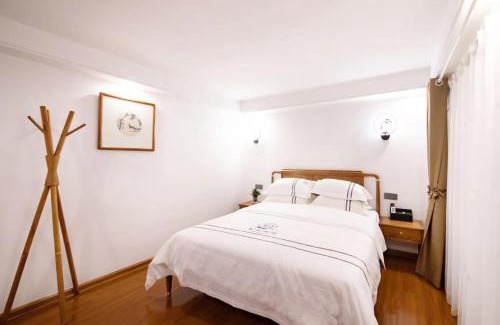 Gannan Tibetan Hotel | fenghuang riverside house