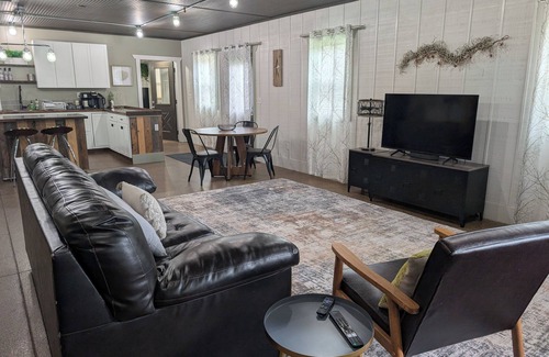 Fennville House | Fennville Michigan Farmhouse, Charming, Dog-Friendly 2-bedroom in Fennville with Wi-Fi, Hot Tub, A/C