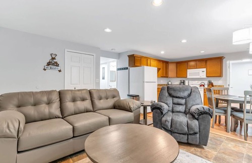 Lake Fenton Apartment | Fenton Flats- Suite 5 With On Site Hot Tub and Personal Garage