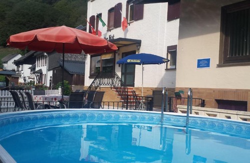 Sauerthal Villa | Ferien und Selbstversorgerhaus für Gruppen Sauerthaler Hof - Loreley