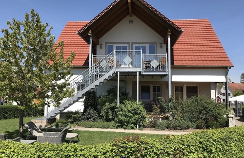 Gunzenhausen Apartment | Feriendomizil mit Balkon und Weiher zum Baden oder Angeln