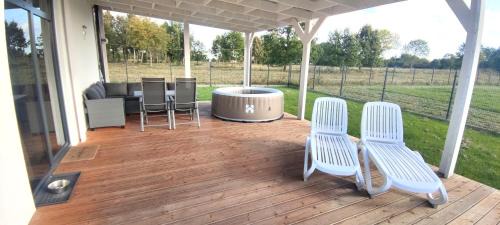 gmina Wolin House | Ferienhaus Sophia 70qm bis 5 Gäste mit Sauna, Whirlpool in der Hauptsaison, 75qm Terrasse und eingezäunten Garten