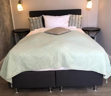 Hamburg-Barmbek Apartment | Ferienwohnung Alte Schule 22 am Saseler Markt 2 Schlafzimmer & Bäder hochwertig