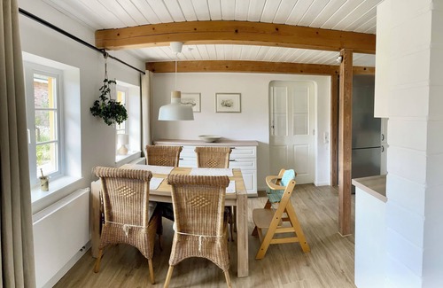 Roikier Apartment | Ferienwohnung Instenhuus. Garten-mitbenutzung auf 1000qm, 3 km vom Strand