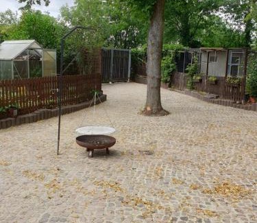Ottersleben House | Ferienwohnung Lindenhof, zentrumsnah mit Terrasse und Grillmöglichkeit