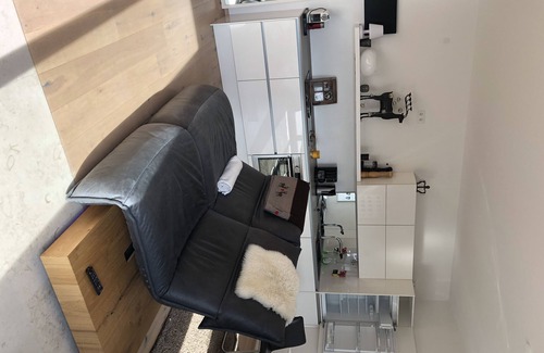 Riedenburg Apartment | Ferienwohnung mit Holzterrasse und ebenerdiger Dusche für zwei Personen
