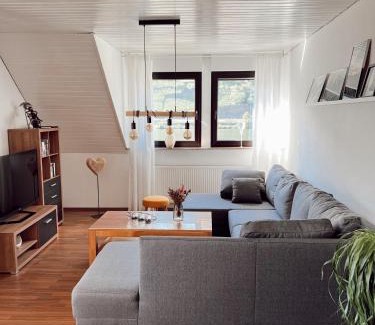 Oberfell Apartment | Ferienwohnung Moselflair mit direktem Blick auf die Mosel und Weinberge