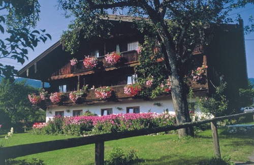 Abwinkl Apartment | Ferienwohnung Rosengarten - Haus Zum Staun, Familie Schober