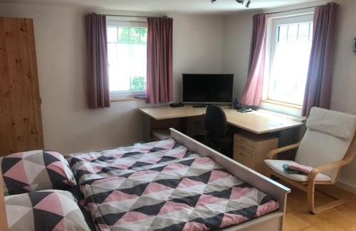 Wilhelmsdorf Apartment | Ferienzimmer Oelhaf Zimmer in Rosé Self Check-In mit Key-Tresore