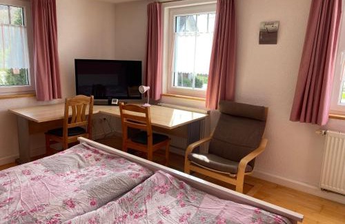 Wilhelmsdorf Apartment | Ferienzimmer Oelhaf Zimmer in Rosé Self Check-In mit Key-Tresore