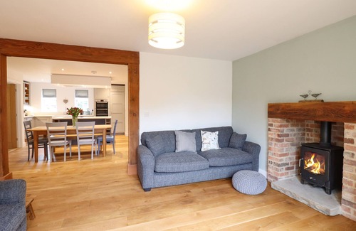 Elsworth Cottage | FERN COTTAGE, pet friendly, with open fire in Elsworth, Cambridge