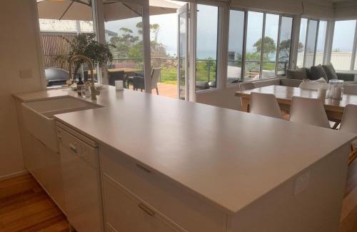 Lorne House | Fern Ocean Views Middle of Town WiFi and Pet Friendly