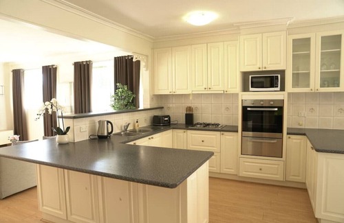Ferntree Gully House | Ferntree Gully 5BRM Family Home Free Parking Wifi
