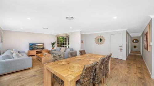 Booker Bay House | Ferry Breeze Ettalong Beach