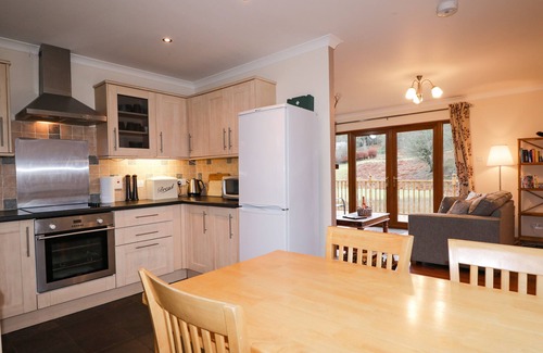 Roybridge Cottage | FERSIT LOG COTTAGE, pet friendly, with hot tub in Spean Bridge