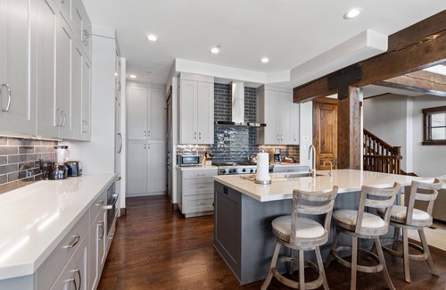 North Park City Cottage | Festive Dates Open! Cottage with Ski-in/Ski-out Access, Fireplace and Hot Tub!