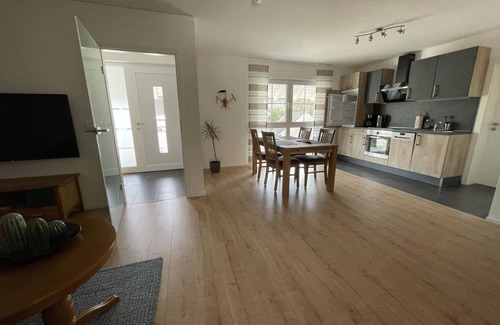 Hinzert-Polert Apartment | Fewo Brunnenblick - Appartement/fewo, Dusche, WC, 1 Schlafraum