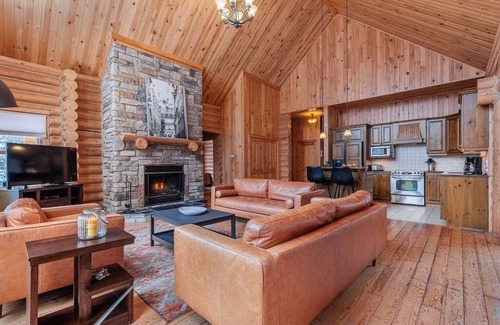 Fiddler Lake Resort House | Fiddler Lake Resort Chalet + Private Jacuzzi