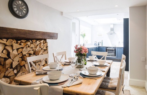 Laverton House | Field View - sleeps 5 guests in 3 bedrooms