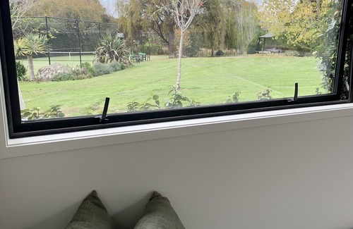 Matakana Apartment | FIG HOUSE - Studio. Tennis Court