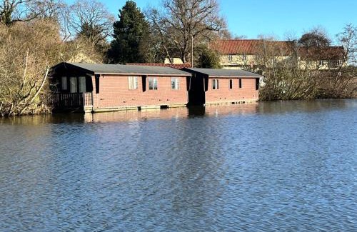 Smallburgh Boat Rental | Filby Broads Lodge Houseboat