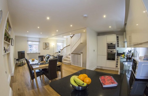 Finchley Church End Apartment | Finchley central - Spacious 2-3 bedroom triplex apartment