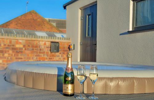 Nottingham City Centre House | Finest Retreats - Castle House Nottingham - Luxurious Hot Tub Stay