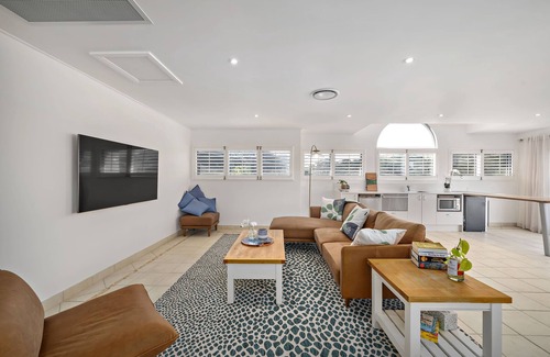 Fingal Bay House | Fingal Dawn - family friendly home, just 5 min walk from the beach!