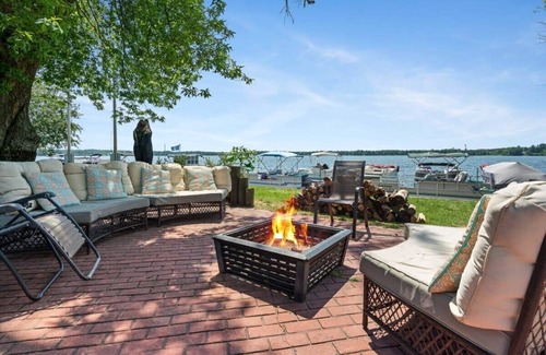 Mayfield Apartment | Fire pit, beach access, yard games, and more
