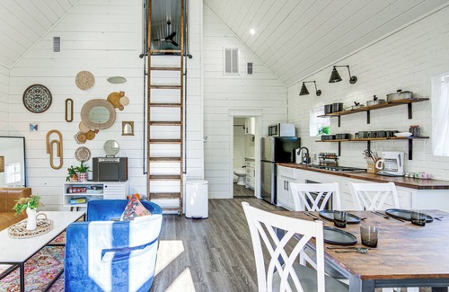 Rusk Cabin | Fire Pit, Deck & Grill: Charming Rusk Cabin!