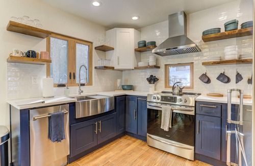 Jeffersonville Cottage | Fireplace, Hot Tub, Sauna– Adventure & Charming Towns!