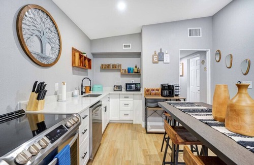 Conway House | Fireplace + Lake View + 10min to dwtn + near parks