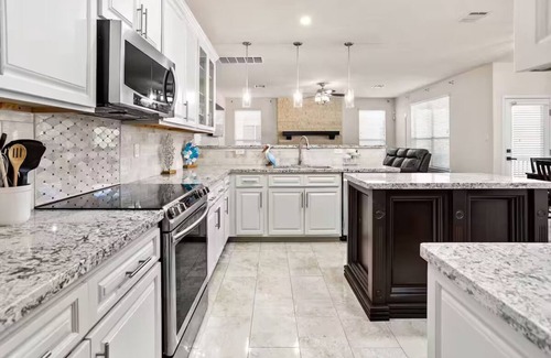 San Antonio House | Fireplace, Recliners, Large Rooms, Sleeps 12