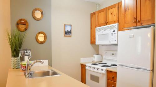 Sun Peaks Cabin | Fireside Lodge #215 by Bear Country