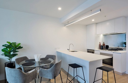 Spring Hill Apartment | Fireworks & City Views | 2B2B + Parking