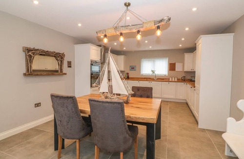 Malltraeth House | FISHERMANS COTTAGE, pet friendly, with hot tub in Malltraeth